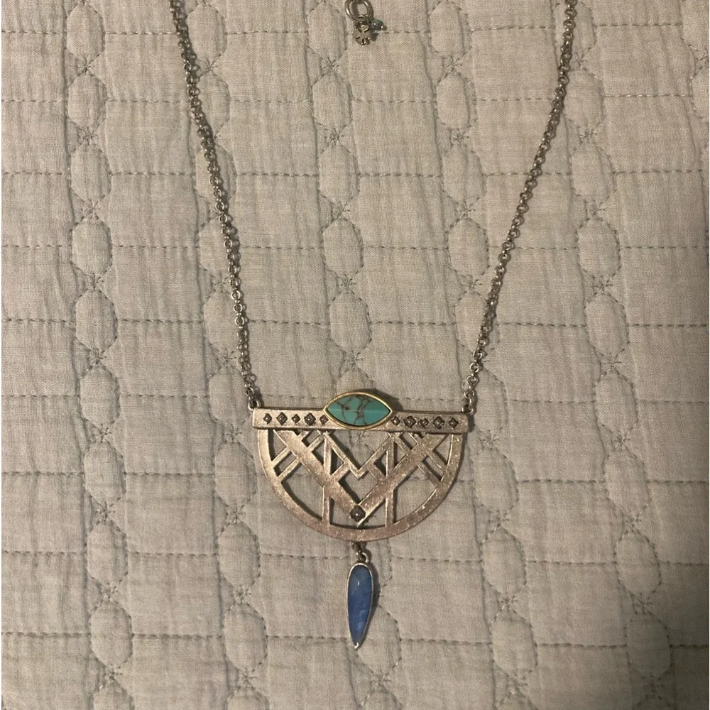 Beautify crafted stone silver tone necklace.